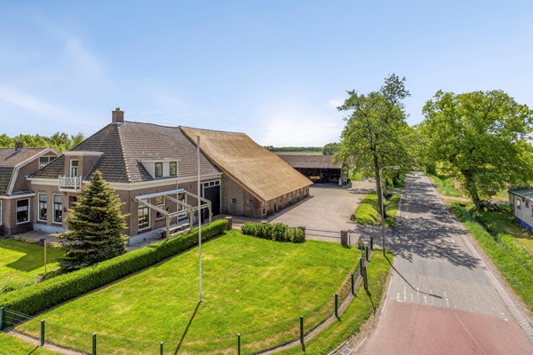#htmlcaption-0 Te koop: Karakteristieke woonboerderij met authentieke elementen in het buitengebied nabij Meppel op ± 10.600 m2 grond.